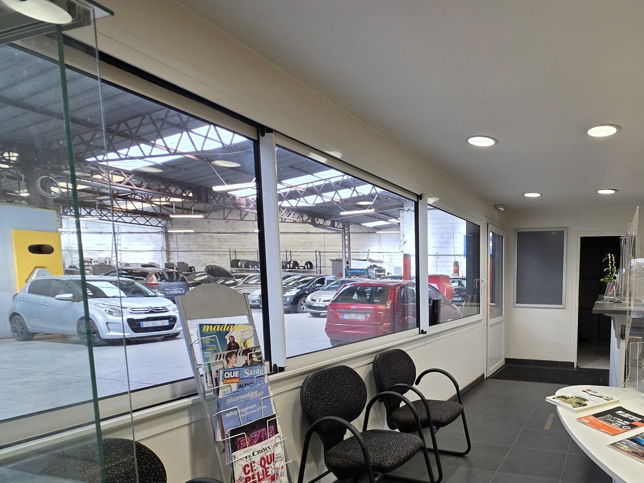 L'espace d'accueil et la vue sur l'atelier Euro Services Autos